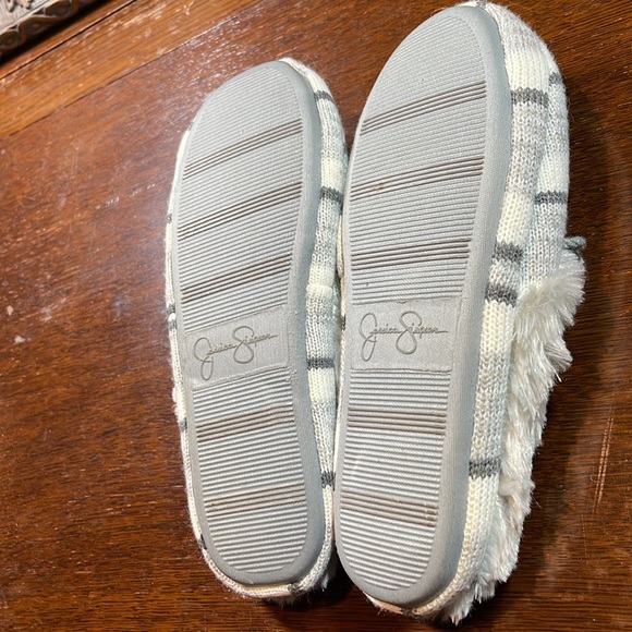 JESSICA SIMPSON HOUSE-SHOES  SIZE 7-8 colors Grey’s and white - Picture 9 of 14